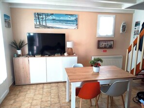 Dining - Villa "Sam Suffy" close to the beach 2/6 persons, in the heart of Saint Denis (Saint-Denis-d'Oléron)