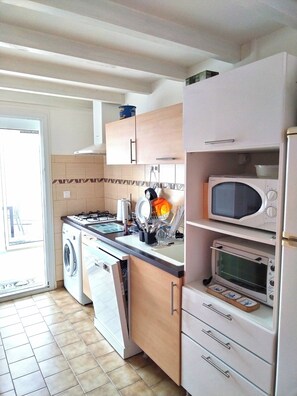 Fridge, microwave, oven, stovetop - Villa "Sam Suffy" close to the beach 2/6 persons, in the heart of Saint Denis (Saint-Denis-d'Oléron)