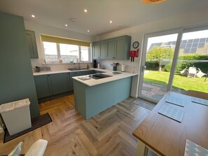Fridge, microwave, oven, stovetop - Central St Andrews 3 Bed 3 Bathroom holiday home. Close to beach and golf. (St Andrews)