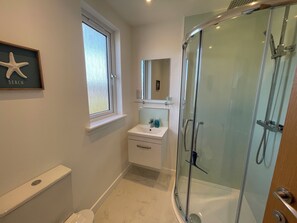 Shower, hair dryer, towels, soap - Central St Andrews 3 Bed 3 Bathroom holiday home. Close to beach and golf. (St Andrews)