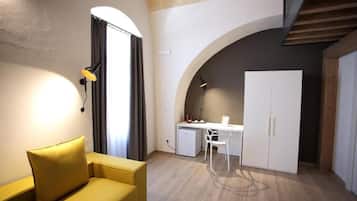 Deluxe Quadruple Room, City View | Living area