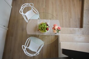 Habitación cuádruple Deluxe, vista a la ciudad | Interior