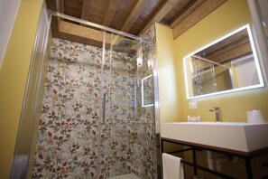 Neljän hengen deluxe-huone, kaupunkinäköala | Kylpyhuone | Tohvelit