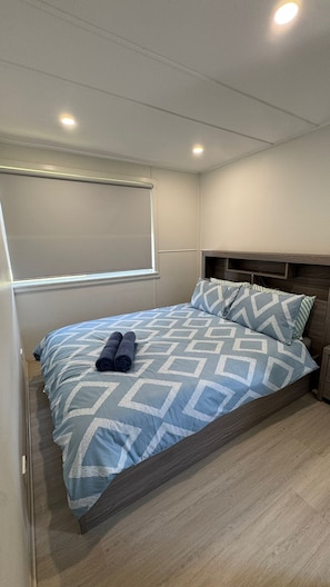 Iron/ironing board, Internet, bed sheets