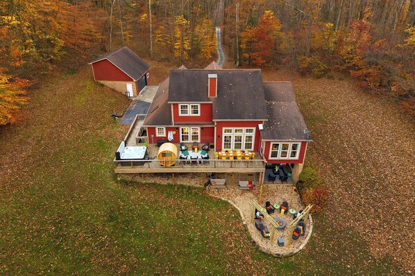 Une grande maison dotée d’une terrasse, d’un jacuzzi et d’un trampoline.