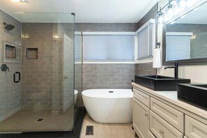 Douche, sèche-cheveux, serviettes fournies, shampoing