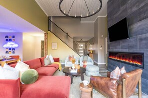 TV, fireplace, offices - The Songbird Retreat (Laurelville)
