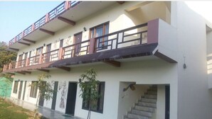 Un edificio de varios pisos con balcones, escaleras y ventanas.