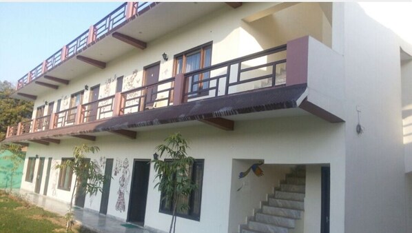 المنشأة من الخارج