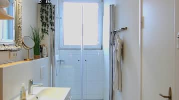 Dusche, Haartrockner, Handtücher, Seife