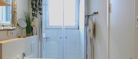 تجهيزات دش، مجففات شعر، مناشف، صابون