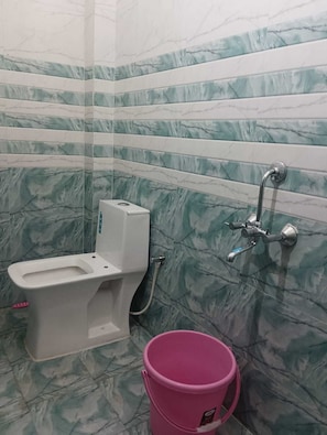 Regadera y amenidades de baño gratuitas