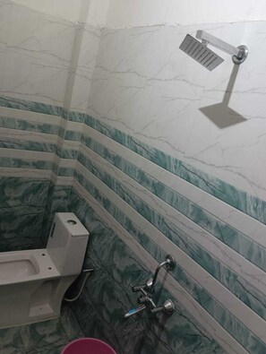 Standard Single Room | Bathroom | Shower, free toiletries - Lakshman Guest House (Varanasi)