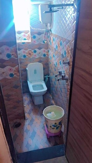 Family Room | Bathroom | Shower, free toiletries