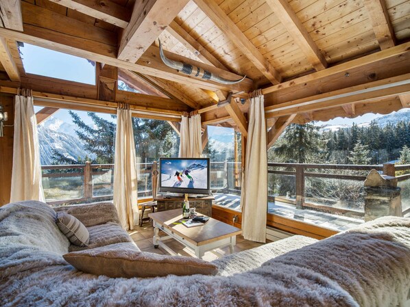 TV - Authentic chalet in Courchevel 1850 with terrace and parking (Courchevel 1850)