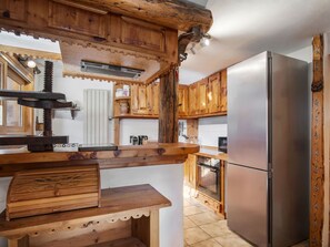 Fridge, microwave, dishwasher - Authentic chalet in Courchevel 1850 with terrace and parking (Courchevel 1850)