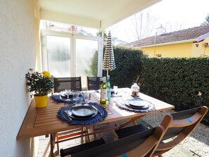 Outdoor dining - Ground Floor Apt with Garden Near Beach and Parking (Arcachon)