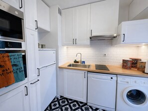 Fridge, microwave, oven, stovetop - Ground Floor Apt with Garden Near Beach and Parking (Arcachon)