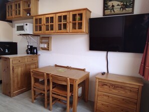 Dining - Studio for 4 in the heart of Super Besse, near slopes (Besse-et-Saint-Anastaise-Super Besse)