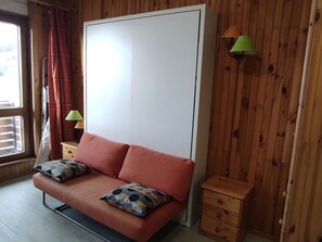 TV - Studio for 4 in the heart of Super Besse, near slopes (Besse-et-Saint-Anastaise-Super Besse)