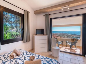 3 bedrooms, free WiFi - Superb villa with sea view, air conditioning, close to beach, parking, pets allowed (Le Lavandou)