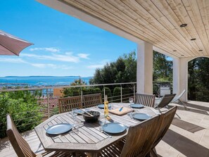 Outdoor dining - Superb villa with sea view, air conditioning, close to beach, parking, pets allowed (Le Lavandou)