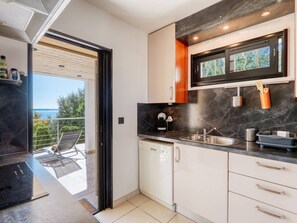 Fridge, microwave, oven, dishwasher - Superb villa with sea view, air conditioning, close to beach, parking, pets allowed (Le Lavandou)
