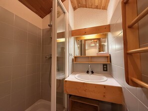 Bathroom - 3-Room Duplex in Méribel Mottaret, Family-Friendly, Ski-In/Ski-Out (Méribel)