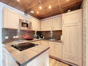 Fridge, microwave, oven, stovetop - Charming Renovated T3, South Balcony, Slope View (Le Corbier)