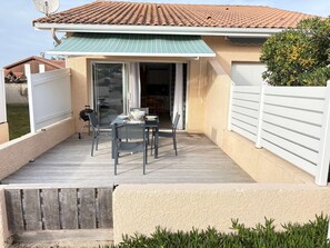 Outdoor dining - Renovated 2023 house close to the ocean with terrace and WIFI (Biscarrosse Plage)
