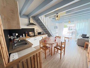 Fridge, microwave, stovetop, coffee/tea maker - Renovated 2023 house close to the ocean with terrace and WIFI (Biscarrosse Plage)