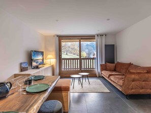 TV - Renovated 2-bedroom apartment near slopes with terrace, WiFi and parking (Méribel)