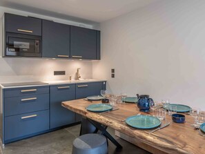 Fridge, microwave, oven, stovetop - Renovated 2-bedroom apartment near slopes with terrace, WiFi and parking (Méribel)