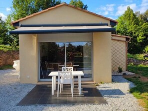 Outdoor dining - Charming renovated house in Sarlat with air conditioning and private parking (Sarlat-la-Canéda)