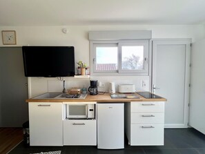 Fridge, microwave, dishwasher, coffee/tea maker - Charming renovated house in Sarlat with air conditioning and private parking (Sarlat-la-Canéda)