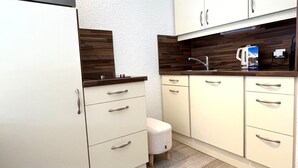 A modern kitchen with white cabinets, a wooden countertop, and a built-in stove. - Ski-in duplex for 4 with parking in Méribel (Méribel)