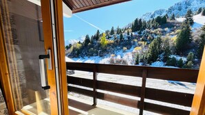 A balcony with a view of a snowy mountain landscape. - Ski-in duplex for 4 with parking in Méribel (Méribel)