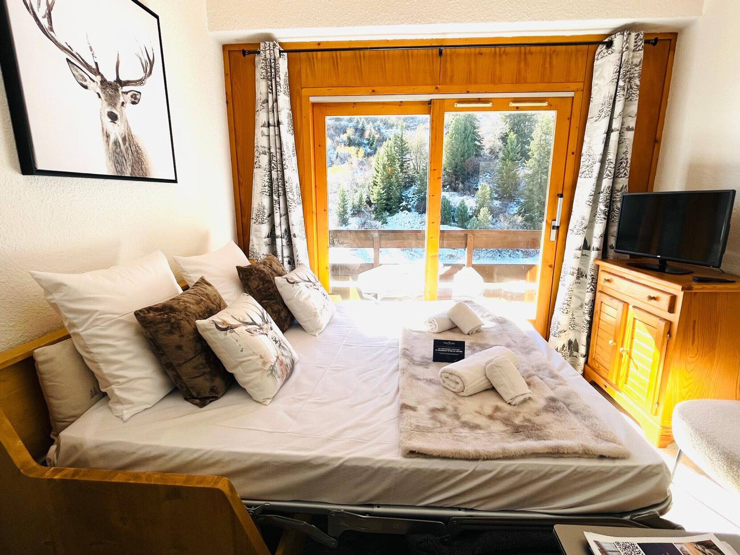 1 bedroom, bed sheets