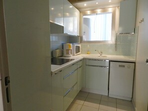 Fridge, microwave, oven, stovetop - 1-Bedroom Apartment with Terrace in Le Lavandou Center (Le Lavandou)