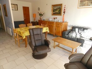 TV - 1-Bedroom Apartment with Terrace in Le Lavandou Center (Le Lavandou)