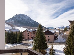 Property grounds - Comfortable apartment for 6 pers. in Montgenèvre with balcony and parking (Montgenèvre)