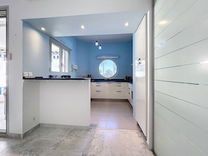 Coffee/tea maker, fridge, microwave, oven - Air-conditioned apartment with parking, 2 bedrooms in La Ciotat (La Ciotat)