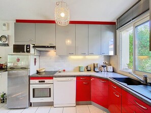 Fridge, microwave, oven, stovetop - Air-conditioned villa in La Ciotat with pool and secure parking - 2 to 4 travelers (La Ciotat)