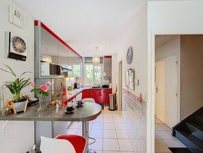 Fridge, microwave, oven, stovetop - Air-conditioned villa in La Ciotat with pool and secure parking - 2 to 4 travelers (La Ciotat)