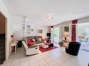 TV - Air-conditioned villa in La Ciotat with pool and secure parking - 2 to 4 travelers (La Ciotat)