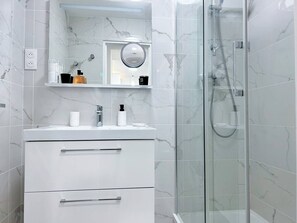Bathroom - Modern apartment 3 rooms, 5 sleeps, Bormes-les-Mimosas (Bormes-les-Mimosas)