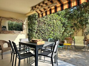 Outdoor dining - Modern apartment 3 rooms, 5 sleeps, Bormes-les-Mimosas (Bormes-les-Mimosas)