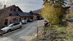 A building with a sign indicating it is private property and a parking area with several cars. - Studio with balcony and parking - Briançon 4 people (Briançon)
