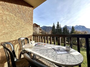 Outdoor dining - Studio with balcony and parking - Briançon 4 people (Briançon)