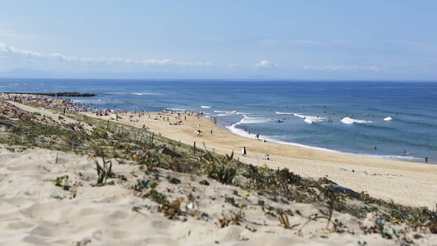A beach with a sandy shore, waves, and a clear sky. - Villa in Vieux-Boucau for 10, near ocean, with terrace (Vieux-Boucau-les-Bains)